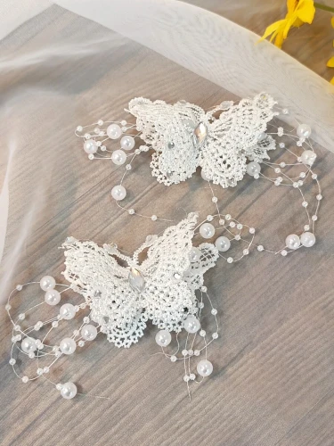 Barrettes à cheveux avec dentelle et perles 2 pcs