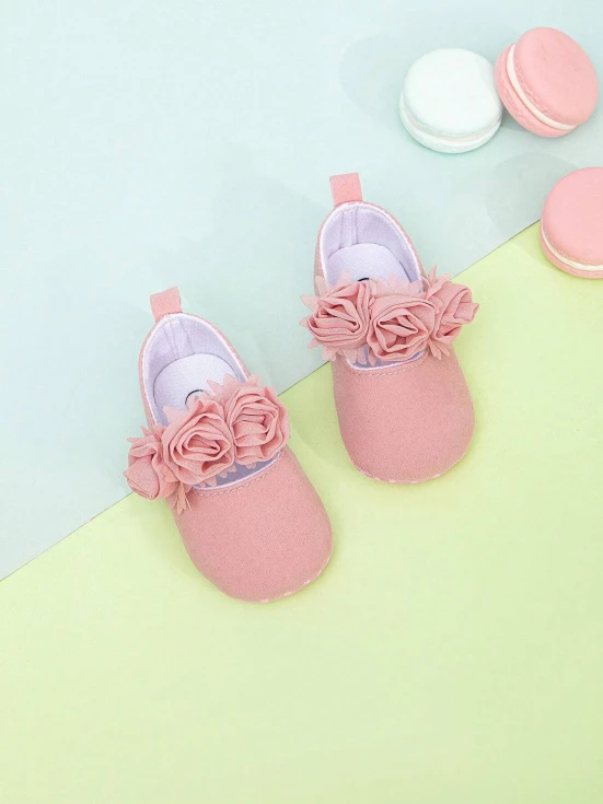 Les Petites Roses, Chaussures bébé filles, roses, fleurs brodées, confort, sécurité, design unique, premiers pas
