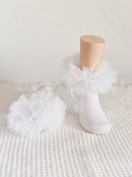 chaussettes blanches, chaussettes avec tulle, chaussettes enfant élégantes, chaussettes coton confort, accessoires mode enfant, tenue de cérémonie enfant, chaussettes magiques, chaussettes de qualité, cadeau enfant mode, chaussettes style