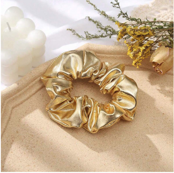 chouchou doré fille, accessoire cheveux glamour, Aurore Dorée, mode enfantine élégante, cadeau mode fille, chouchou confortable, maintien coiffure enfant, accessoire cheveux métallique, chouchou de qualité, élégance enfantine