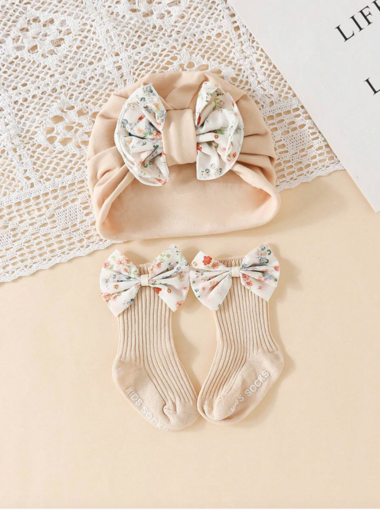 chaussettes bébé antidérapantes, turban bébé coton, ensemble bébé élégant, cadeau bébé spécial, accessoires bébé mode, tenue bébé quotidienne, chaussettes nœud floral, turban doux bébé, confort bébé, sécurité bébé, style bébé