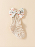 chaussettes bébé antidérapantes, turban bébé coton, ensemble bébé élégant, cadeau bébé spécial, accessoires bébé mode, tenue bébé quotidienne, chaussettes nœud floral, turban doux bébé, confort bébé, sécurité bébé, style bébé
