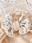 chaussettes bébé antidérapantes, turban bébé coton, ensemble bébé élégant, cadeau bébé spécial, accessoires bébé mode, tenue bébé quotidienne, chaussettes nœud floral, turban doux bébé, confort bébé, sécurité bébé, style bébé