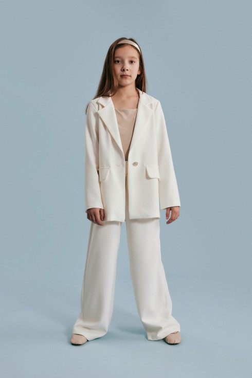 costume fillette, costume élégant pour enfant, costume blanc pour fille, costume cérémonie enfant, costume communion fillette, vêtement cérémonie enfant, costume fillette moderne, ensemble fillette chic, mode enfant cérémonie, costume fille européen