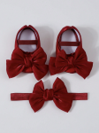 Chaussons bébé fille en velours rouge avec grands nœuds décoratifs vus de dessus