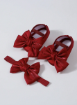Chaussons de cérémonie pour bébé en velours rouge et bandeau assorti posés à plat