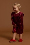 Bébé fille debout en robe de cérémonie Idalia velours bordeaux vue de profil