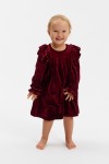 Fillette en robe princesse Idalia velours bordeaux manches longues sur fond blanc