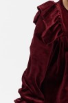 Fillette en robe princesse Idalia velours bordeaux manches longues sur fond blanc