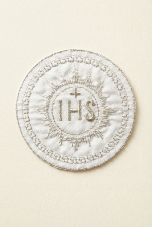 écusson communion, applique ihs argent, décoration communion, accessoire aube communion, broderie religieuse, hostie tissu, première communion