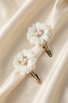 barrettes cheveux fillettes, accessoires cheveux élégants, barrettes fleurs et perles, barrettes cérémonie fille, accessoires cheveux communion, barrettes mariage enfant, barrettes dorées élégantes, accessoires cheveux fillette chic
