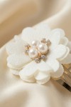 barrettes cheveux fillettes, accessoires cheveux élégants, barrettes fleurs et perles, barrettes cérémonie fille, accessoires cheveux communion, barrettes mariage enfant, barrettes dorées élégantes, accessoires cheveux fillette chic