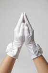 gants de communion, design moderne, satin de qualité, détails de perles, robe de communion blanche, confort, élégance, tenue de Première Communion, accessoires de communion, nœud délicat