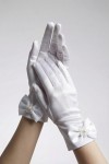 gants de communion, design moderne, satin de qualité, détails de perles, robe de communion blanche, confort, élégance, tenue de Première Communion, accessoires de communion, nœud délicat
