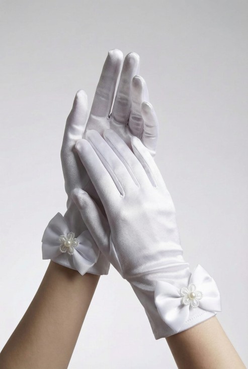 gants de communion, design moderne, satin de qualité, détails de perles, robe de communion blanche, confort, élégance, tenue de Première Communion, accessoires de communion, nœud délicat