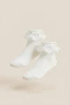 Chaussettes blanches de cérémonie fille, détail en gros plan, chaussettes de cérémonie raffiné