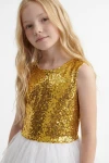 Robe Riva blanc et or – haut couvert de sequins dorés et encolure ronde, gros plan jusqu'à la taille