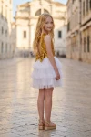 Robe Riva blanc et or en extérieur – dos à découpe et nœud doré à sequins, jupe en tulle