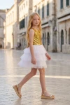 Robe Riva blanc et or en extérieur – haut à sequins et jupe à couches de tulle, vue de côté