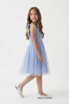 Robe Rina bleu pervenche – nœud sur la bretelle et jupe en tulle, silhouette entière de côté
