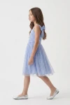 Robe Rina bleu pervenche – haut froncé et jupe évasée en tulle, silhouette entière de profil