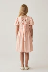 Robe Sia rose vue de dos – découpe ornée de deux nœuds aux longs pans