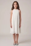 Robe de communion Rozalia blanche plissée à encolure américaine et perles – vue de face, silhouette entière