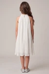 Robe Rozalia blanche plissée vue de dos – col montant perlé fermé par un bouton