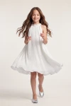 Robe Rozalia blanche plissée – vue de face, bas évasé en mouvement