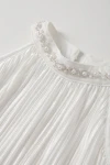 Robe Rozalia blanche – détail du col montant et de ses perles en vague