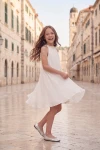 Robe Rozalia blanche plissée dans une vieille ville – pirouette