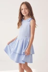 Robe Harper bleu ciel – jupe à deux étages et plis, vue de trois quarts