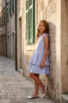 Robe Harper bleu ciel sans manches en extérieur – silhouette entière