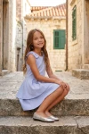 Robe Harper bleu ciel en extérieur – position assise