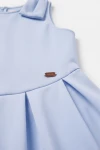 Robe Harper bleu ciel – détail du nœud sur l'épaule et des plis à la taille