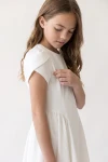 Robe Rumi blanche – manche tulipe et jupe froncée sous la couture de taille, vue de côté