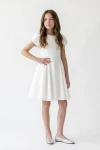 Robe Rumi blanche évasée – main sur la hanche, vue de face