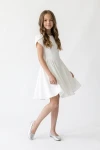 Robe Rumi blanche – jupe évasée au-dessus du genou en mouvement, vue de face