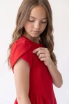 Robe Rumi rouge – gros plan de la manche tulipe et de l'encolure ronde