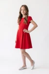 Robe Rumi rouge de trois quarts – haut ajusté et jupe évasée