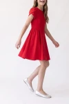 Robe Rumi rouge – jupe évasée en mouvement, cadrage jusqu'aux pieds