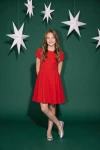 Robe Rumi rouge sur fond vert à étoiles blanches – silhouette entière