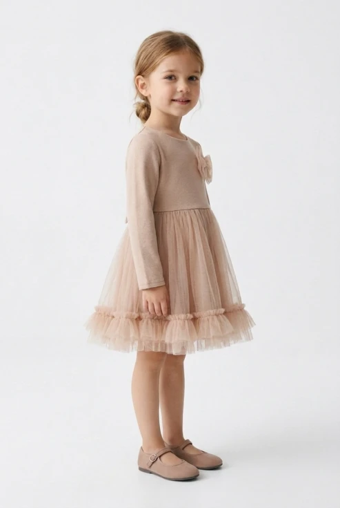 Robe de cérémonie Iga beige à jupe en tulle et petit nœud sur le buste – vue de trois quarts face