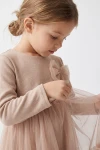 Robe Iga beige – nœud en tulle sur le buste et haut en maille à manches longues, gros plan de côté