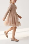 Robe Iga beige en mouvement – jupe en tulle terminée par un volant