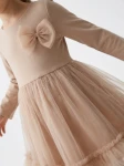 Robe Iga beige – gros plan du nœud en tulle sur le buste et du tulle froncé de la jupe
