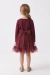 Robe Iga bordeaux vue de dos – fermeture éclair dissimulée et grand nœud de la ceinture en tulle