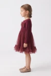 Robe Iga bordeaux de profil – nœud sur le buste et volant en tulle au bas de la jupe