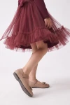 Robe Iga bordeaux – détail du volant en tulle au bas de la jupe, en mouvement