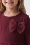 Robe Iga bordeaux – gros plan du double nœud en tulle sur la maille